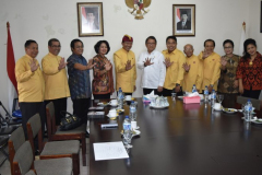 Menkominfo silatuhrami dengan Pengusrus Harian Parisada Hindu Dharma Indonesia Pusat di Kantor Sekretariat, Jakarta, Kamis (27/7/2017)