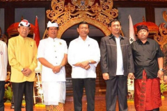 Ketua Umum PHDI Pusat Mayjen TNI (Purn) Wisnu Bawa Tenaya (kedua kiri) hadir dalam Rakornas XIII KMHDI, di Gedung Ksirarnawa Art Center, Kamis, 31 Agustus 2017