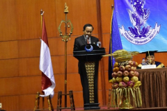 Ketua Umum PHDI Pusat Mayjen TNI (Purn) Wisnu Bawa Tenaya memberikan orasi ilmiah pada Dies Nataslis XXIII dan Wisuda XV S-1 STAH DNJ di Hotel Bidakara, Jakarta, Kamis, 28 September 2017