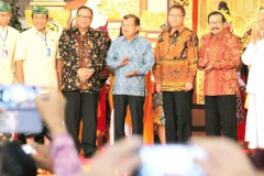 Foto Bersama Wapres Jusuf Kalla, Menteri Kabinet Kerja, Gubernur Jawa Timur, Ketua Umum Pengurus Harian Parisada Pusat, dan Ketua Umum Panitia Penyelenggara Mahasabha XI